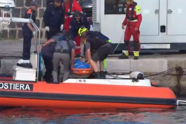 Bayesian veliero maledetto, chi era il sub 39enne morto È il subacqueo olandese di 39 anni, Robcornelis Maria Huijben Uiben, che ha perso la vita ieri durante le operazioni di recupero del relitto del Bayesian, lo yacht affondato al largo di Porticello lo scorso agosto. L'incidente, avvenuto durante il taglio del boma, porta a otto il numero delle vittime legate al tragico naufragio. Una vera e propria maledizione. La Procura di Termini Imerese, già impegnata nelle indagini sul naufragio, è stata informata del nuovo decesso.