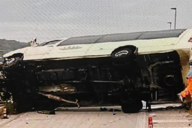 Un incidente stradale ha bloccato la carreggiata dell'autostrada Palermo-Mazara del Vallo. A causa delle forti piogge, l'autista di un pullman ha perso il controllo del mezzo, ostruendo completamente il passaggio.