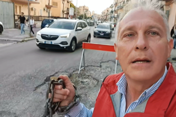 Palermo - Un uomo, conosciuto su TikTok come Giuseppe, si è incatenato questa mattina in via Galletti a Palermo per protestare contro le numerose buche presenti sulla strada e chiedere un intervento di ripristino. L'uomo ha documentato la sua protesta con diversi video pubblicati sul social network.