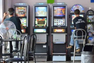 Una vera e propria industria, anche tra le più dinamiche e le più complesse. Il gioco pubblico italiano si conferma un settore in grande crescita nell’economia italiana. E a dirlo sono soprattutto i numeri: raccolta complessiva ormai superiore ai 160 miliardi di euro, +515% rispetto a vent’anni fa. Un’espansione trainata principalmente dal comparto online, che con 92 miliardi di euro ha staccato stabilmente il gioco su rete fisica, fermo a circa 65 miliardi.