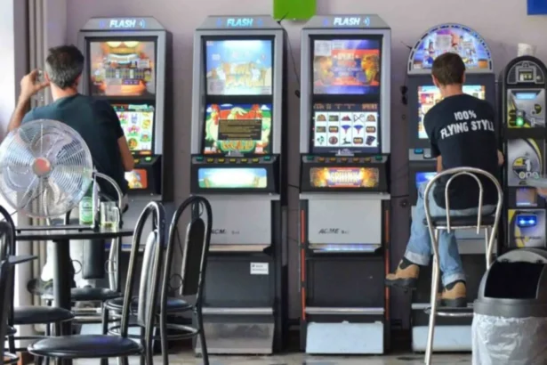 Una vera e propria industria, anche tra le più dinamiche e le più complesse. Il gioco pubblico italiano si conferma un settore in grande crescita nell’economia italiana. E a dirlo sono soprattutto i numeri: raccolta complessiva ormai superiore ai 160 miliardi di euro, +515% rispetto a vent’anni fa. Un’espansione trainata principalmente dal comparto online, che con 92 miliardi di euro ha staccato stabilmente il gioco su rete fisica, fermo a circa 65 miliardi.