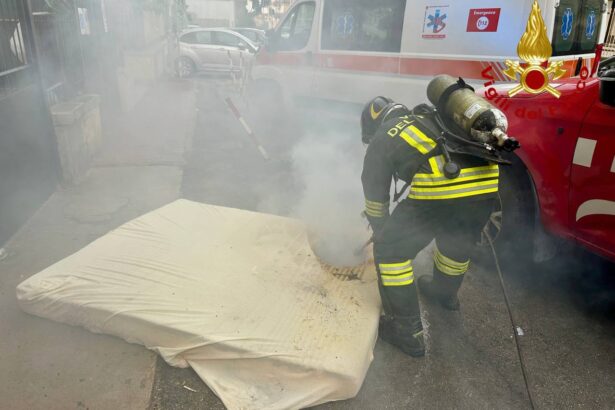Prende fuoco il materasso e scoppia l'incendio all'interno di una casa in cui vive una donna anziana, è accaduto a Palermo. Poco prima delle 8.00, alcune squadre dei Vigili del Fuoco sono intervenute in via Cesare Bione per un incendio all'interno di un appartamento.