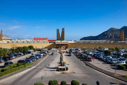 Un giovane di 25 anni è stato arrestato dalla polizia per tentato furto di una moto BMW di grossa cilindrata nel parcheggio del centro commerciale Conca d'Oro. Il ladro, dopo aver rubato il veicolo, si è dato alla fuga verso il quartiere Zen, trainato da due complici su biciclette elettriche.