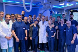 L'intervento e' stato eseguito a fine aprile ed ha risolto brillantemente un caso complesso di fibrillazione atriale. Protagonista l'Unità Operativa Complessa di Cardiologia con UTIC, diretta dal dr. Ignazio Maria Smecca, che ha coordinato il lavoro di un'equipe multidisciplinare di alta specializzazione.