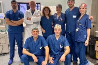 Grazie al posizionamento di un’endoprotesi/ device di ultima generazione TBE ( Thoracic Branch Endoprosthesis), l’equipe di Chirurgia Vascolare, diretta dal ff dr. Gabriele Ferro, con un trattamento chirurgico esclusivamente condotto per via endovascolare, ha risolto brillantemente un caso di Aneurisma dell’arco aortico ed aorta toracica discendente in un paziente ad alto rischio chirurgico. La peculiarità è stata quella di procedere in unica soluzione con un intervento a minor impatto di rischi intraoperatori grazie proprio all’impianto dell’innovativo device che ha permesso di “escludere” l’aneurisma toracico mediante l’utilizzo di questa endoprotesi toracica, dotata di una ramificazione realizzata appositamente per preservare la vascolarizzazione dell’arteria succlavia sinistra. “Diversamente - spiega Gabriele Ferro - avvalendosi di una protesi standard, si sarebbe dovuto procedere con un intervento tradizionale cd. di derivazione, ovvero eseguendo un by-pass carotido - succlavio e poi escludere l’arteria succlavia sinistra alla sua origine, aumentando considerevolmente l’invasività del trattamento, i suo rischi, nonché la durata del ricovero”. “Il paziente - aggiunge Ferro - era peraltro già stato operato più volte al cuore e, così, ha potuto beneficiare di un trattamento che ha ridotto di gran lunga il rischio intraoperatorio e lo stress post-operatorio, garantendo una dimissione al proprio domicilio in appena 3 giorni”.