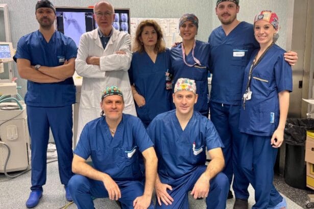 Aneurisma all'aorta: salvato al Civico di Palermo grazie a endoprotesi Grazie al posizionamento di un’endoprotesi/ device di ultima generazione TBE ( Thoracic Branch Endoprosthesis), l’equipe di Chirurgia Vascolare, diretta dal ff dr. Gabriele Ferro, con un trattamento chirurgico esclusivamente condotto per via endovascolare, ha risolto brillantemente un caso di Aneurisma dell’arco aortico ed aorta toracica discendente in un paziente ad alto rischio chirurgico. La peculiarità è stata quella di procedere in unica soluzione con un intervento a minor impatto di rischi intraoperatori grazie proprio all’impianto dell’innovativo device che ha permesso di “escludere” l’aneurisma toracico mediante l’utilizzo di questa endoprotesi toracica, dotata di una ramificazione realizzata appositamente per preservare la vascolarizzazione dell’arteria succlavia sinistra. “Diversamente - spiega Gabriele Ferro - avvalendosi di una protesi standard, si sarebbe dovuto procedere con un intervento tradizionale cd. di derivazione, ovvero eseguendo un by-pass carotido - succlavio e poi escludere l’arteria succlavia sinistra alla sua origine, aumentando considerevolmente l’invasività del trattamento, i suo rischi, nonché la durata del ricovero”. “Il paziente - aggiunge Ferro - era peraltro già stato operato più volte al cuore e, così, ha potuto beneficiare di un trattamento che ha ridotto di gran lunga il rischio intraoperatorio e lo stress post-operatorio, garantendo una dimissione al proprio domicilio in appena 3 giorni”.