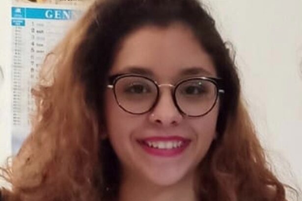 COMUNICATO STAMPUna condanna a due anni e un rinvio a giudizio per la folle gara di velocità sulle strade di Corleone (Palermo) finita nell’ennesima strage di giovanissimi: questo l’esito, ieri, martedì 20 maggio 2025 – proprio all’indomani del terzo anniversario della tragedia, il 15 maggio 2022 -, presso il Tribunale di Termini Imerese, avanti il Gip dott.ssa Alessandra Marino, dell’udienza preliminare del procedimento penale per la tragica morte di Giulia Sorrentino (in foto), a soli 18 anni, e di Rosario Leto, di 16, tutti corleonesi come gli imputati, che dovevano rispondere, in concorso, oltre che di omicidio stradale plurimo aggravato, della pesante violazione dell’articolo 9 del Codice della Strada, che vieta di gareggiare in velocità con veicoli a motore, e dell’art. 40 del Codice penale, che stabilisce che “non impedire un evento che si ha l’obbligo giuridico di impedire, equivale a causarlo”.