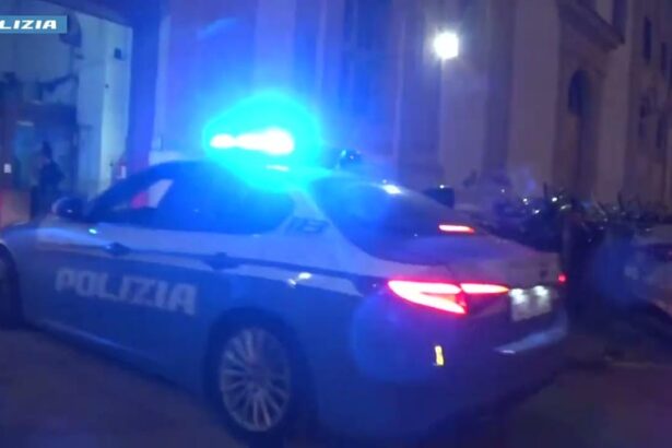 Un'attesa che si trasforma in incubo nel cuore del quartiere Libertà a Palermo. Un giovane, fermo in auto in via Saverio Scrofani mentre aspettava la fidanzata, è stato vittima di una rapina fulminea. Erano circa le 22:30 del 7 agosto quando un ragazzo a bordo di una bici elettrica si è affiancato al veicolo. Con fare minaccioso, lasciando intendere di essere armato, ha costretto la vittima a consegnargli tutto ciò che aveva: smartphone e denaro contante.