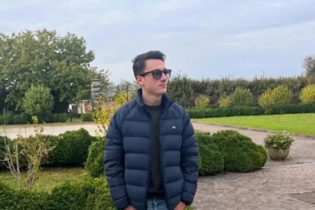 Un tragico incidente sul lavoro ha spezzato la vita di un giovane studente di Sommatino. Raffaele Bottalico, 23 anni, è deceduto all'ospedale Sant'Elia di Caltanissetta dopo una settimana di agonia. Il 7 maggio scorso, il ragazzo era precipitato da un'altezza di circa dieci metri mentre lavorava su un tetto a San Cataldo. Le sue condizioni, apparse subito gravissime, sono progressivamente peggiorate fino al decesso. Un gesto di grande altruismo ha accompagnato il dolore immenso dei genitori, che hanno autorizzato l'espianto degli organi del figlio.