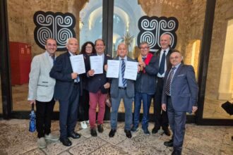 Nella ricorrenza dello Statuto Siciliano, un comitato promotore ha depositato all'Assemblea Regionale Siciliana (Ars) la richiesta di autorizzazione per avviare la raccolta firme finalizzata a un referendum consultivo sull'indipendenza dell'isola. Si tratta di un evento inedito nella storia recente della regione, che apre un nuovo capitolo nel dibattito autonomista e indipendentista siciliano.