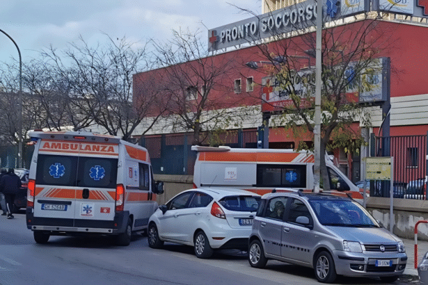 Si schianta con la moto contro un camion, 21enne grave al Civico di Palermo Una notte di paura su Corso Umberto I, a Ficarazzi, all'altezza della Chiesa di San Girolamo, per un violento incidente. Un giovane di 21 anni di Ficarazzi è in gravi condizioni dopo che la sua moto si è scontrata, per cause ancora da accertare, con un camioncino.