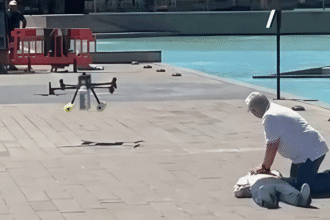Un drone ambulanza è realtà a Palermo. Il Molo Trapezoidale è stato teatro, questa mattina, di un momento significativo per l'innovazione nel campo del soccorso sanitario. È stato firmato un protocollo d’intesa che vede protagonisti il Rotary Club Marsala, il Distretto Rotary 2110, la Croce Rossa Italiana – Comitato Regionale Sicilia, l’Azienda Sanitaria Provinciale di Trapani e il Comune di Palermo. L'accordo formalizza l'introduzione di due droni-ambulanza equipaggiati con defibrillatori semiautomatici esterni (DAE), strumenti cruciali per intervenire in caso di arresto cardiaco. L'iniziativa è stata accompagnata da una dimostrazione operativa che ha illustrato le potenzialità di questi velivoli in scenari complessi, come le aree di non facile accesso per i mezzi tradizionali.