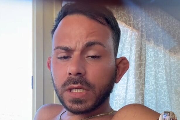 Fabrizio Cek, 33 anni, un volto noto su TikTok con oltre 18 mila follower, è ricoverato in gravi condizioni al Trauma Center di Villa Sofia a Palermo, dopo essersi gettato dal quarto piano della sua abitazione allo Zen. Il giovane tiktoker, riconoscibile per il suo caratteristico intercalare "Cek", si era distinto sulla piattaforma per i suoi video, ma dietro l'apparente spensieratezza si celava una profonda sofferenza.