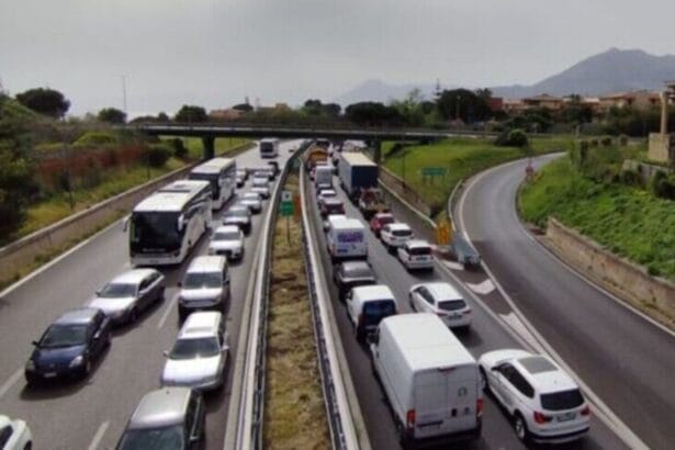 Incidenti sull'A19, tre feriti e traffico in tilt tra Bagheria e Villabate in direzione Palermo Un lunedì mattina da incubo per centinaia di automobilisti diretti verso Palermo. L'autostrada A19 Palermo-Catania si è trasformata in una lunga trappola di lamiere e code a causa di due distinti incidenti avvenuti a breve distanza l'uno dall'altro, nel tratto compreso tra Bagheria e Villabate.