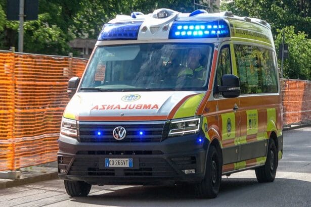 Dramma a Messina, donna precipita dall'ultimo piano di un parcheggio e muore sul colpo Una donna ha perso la vita questa mattina intorno alle 8:00 a Messina, dopo essere precipitata dall'ultimo piano di un parcheggio multipiano. L'intervento immediato dei soccorritori del 118 si è rivelato purtroppo inutile.