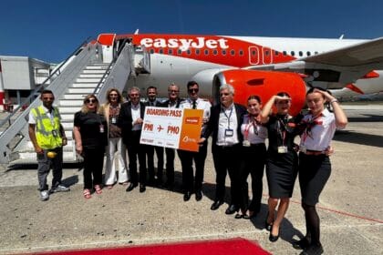 La compagna EasyJet inaugura oggi il nuovo collegamento diretto tra Palermo e Palma di Maiorca, rafforzando ulteriormente il proprio network internazionale dalla Sicilia. La nuova rotta, operativa due volte a settimana – il lunedì e il venerdì – offre ai viaggiatori la possibilità di raggiungere una delle isole più suggestive del Mediterraneo, celebre per le sue spiagge dorate, i panorami naturali e la vivace atmosfera delle Baleari.
