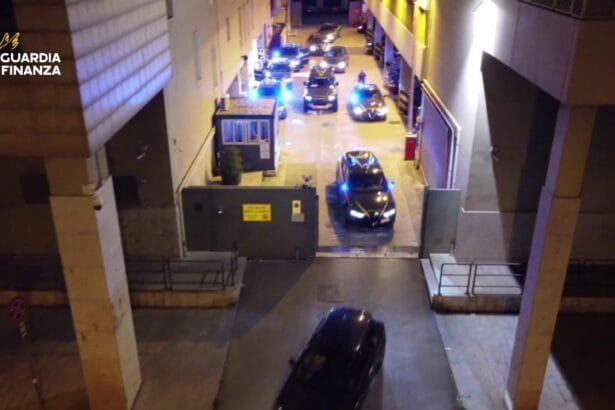 Palermo - Un'ampia operazione antidroga, coordinata dalla Direzione Distrettuale Antimafia di Palermo, ha portato al fermo di otto persone accusate di gestire una fiorente attività di spaccio di cocaina e hashish nei quartieri di Ballarò e Vucciria. Il provvedimento, emesso dalla Procura di Palermo, si basa su gravi indizi di colpevolezza raccolti dal Gruppo Pronto Impiego della Guardia di Finanza, supportati dal concreto rischio di fuga di alcuni indagati e dalla reiterazione dei reati.