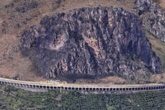Aggiudicati i lavori di messa in sicurezza della parete rocciosa sovrastante la Strada provinciale 37, che collega la città di Palermo all’abitato di Gibilrossa e a Belmonte Mezzagno. Il tracciato, essenziale per il collegamento della zona con il capoluogo, non è transitabile dal novembre del 2021, dopo la caduta di massi sulla galleria. I lavori potranno partire a breve. Gli uffici diretti da Sergio Tumminello hanno definito le procedure di gara e comunicato la graduatoria definitiva. A effettuare l’intervento, grazie a un ribasso del 35,8 per cento e per un importo di 4,3 milioni di euro, sarà un’associazione temporanea di imprese coordinata dalla Ms Costruzioni srl di Roma.