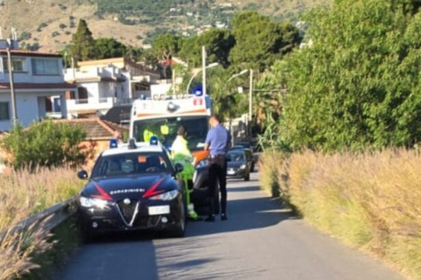 Un carabiniere fuori servizio ha salvato una donna che minacciava di gettarsi da un ponte autostradale sulla Palermo-Mazara del Vallo. Tutto è avvenuto questa mattina quando il militare, mentre viaggiava sulla propria auto, ha scorto una persona che aveva scavalcato le protezioni del cavalcavia, sedendosi pericolosamente sul bordo con le gambe sospese nel vuoto.