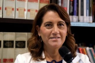 La sinergia tra Policlinico di Palermo e ISMETT ha assicurato un percorso terapeutico di successo a una paziente affetta da tumore, già trapiantata di fegato e in attesa di un trapianto renale. Un caso clinico particolarmente complesso che ha richiesto un approccio multidisciplinare coordinato dalla dottoressa Gabriella Militello, chirurga oncologa della Breast Unit dell’Azienda ospedaliera universitaria.