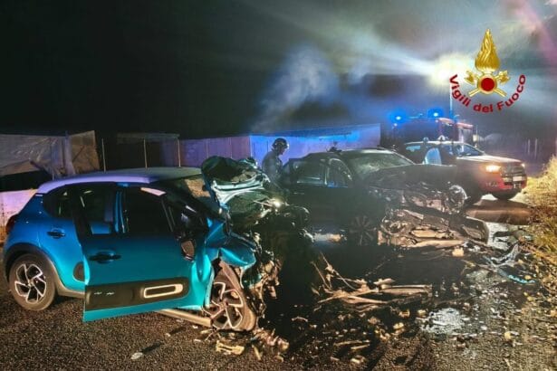 Sulla strada provinciale 85, in contrada Randello, alle ore 1.50 della notte scorsa, si è verificato un grave incidente stradale che ha coinvolto due autovetture, una Citroen e una Opel, e uno scooter con due persone a bordo. In totale, cinque persone sono rimaste ferite.