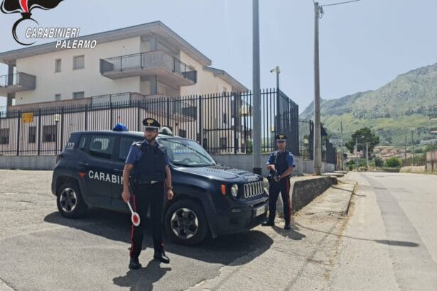 Il figlio si droga e la mamma denuncia tutti: 3 fermi tra San Giuseppe Jato e San Cipirello I Carabinieri della Stazione di Santa Cristina Gela hanno dato esecuzione a un’ordinanza applicativa di misura cautelare personale nei confronti di tre persone, ritenute responsabili, in concorso tra loro, del reato di detenzione e spaccio di sostanze stupefacenti. Il Giudice per le Indagini Preliminari del Tribunale di Termini Imerese, su richiesta della locale Procura della Repubblica, ha disposto l’obbligo di dimora nel comune di residenza e la permanenza in casa in orario notturno per i tre indagati: un 32enne e una 29enne di San Cipirello e un 28enne di San Giuseppe Jato.