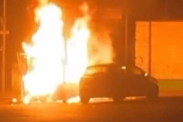 Un'altra notte di apprensione per gli abitanti dell'Arenella, svegliati dalle sirene dei Vigili del Fuoco. Intorno all'una di notte, una lambretta adibita alla vendita di panelle e crocchè, parcheggiata in piazza Tonnara, è stata completamente distrutta da un incendio.