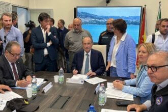 Inaugurata stamattina dal presidente della Regione Siciliana, Renato Schifani, la nuova Sala operativa unica regionale nella sede di Sicilia Digitale, in via ammiraglio Paolo Thaon de Revel, a Palermo. Obiettivo della struttura è potenziare il sistema di controllo e monitoraggio antincendio in Sicilia, riunendo le unità dei dipartimenti della Protezione civile e del suo volontariato, del Corpo forestale e, nel periodo antincendio, anche del Corpo dei Vigili del fuoco.