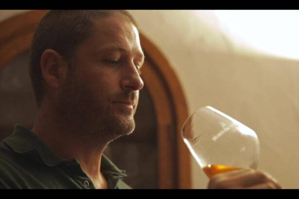 La storia di Sebio De Bartoli è indissolubilmente legata a quella di una delle famiglie che hanno cambiato il destino del vino siciliano. Figlio di Marco De Bartoli, l'uomo che con la sua visione rivoluzionaria ha salvato il Marsala dall'oblio, restituendogli dignità e prestigio, Sebio ha raccolto un testimone pesante e prezioso. Insieme al fratello Renato e alla sorella Gipi, ha portato avanti l'azienda di famiglia non con un'attitudine conservativa, ma con uno slancio innovatore che ha saputo onorare il passato guardando al futuro.