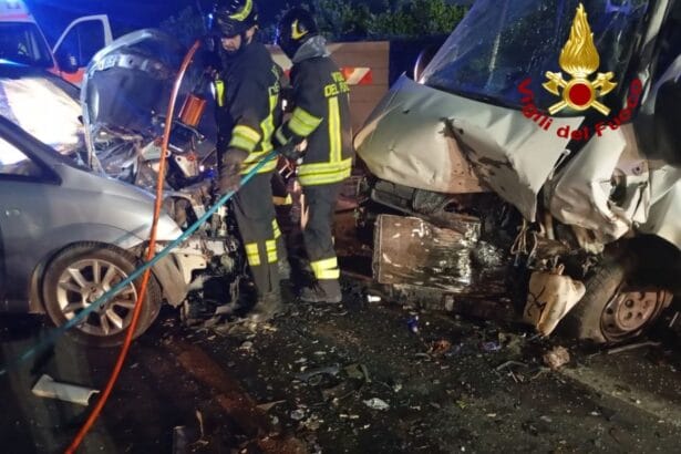 Un incidente stradale si è verificato poco dopo le 4.30 del mattino a Palagonia (CT), in via Palermo (ponte di ferro), tra un furgone che trasportava 8 persone e un'autovettura con a bordo due passeggeri.