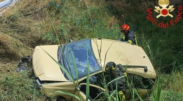Un drammatico incidente stradale si è verificato oggi intorno alle 13:00 nelle immediate vicinanze del ponte di Capodarso, un'area che collega le province di Enna e Caltanissetta. Un uomo, che viaggiava da solo, ha perso la vita dopo che la sua auto è uscita di strada per cause ancora da chiarire.