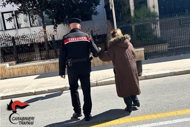 I Carabinieri della Compagnia di Mazara del Vallo, hanno fermato e denunciato per truffa aggravata in concorso tre uomini e una donna che in trasferta, provenienti dalla zona tra il catanese e il siracusano, utilizzando il metodo del finto Carabiniere, avevano appena messo a segno una truffa nei confronti di una anziana donna.