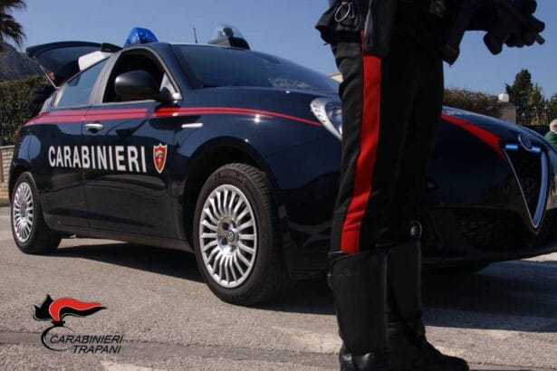 Arrivano nuovi particolari sul caso di omicidio-suicidio avvenuto a Castelvetrano. Nella tarda mattinata di oggi, nella centrale via IV aprile di Castelvetrano, è stato rinvenuto il cadavere di una 49enne (riversa nell’androne della propria abitazione con ferite alla testa) e, poco dopo, nel cortile interno della medesima abitazione, quello del marito 55enne. Dai preliminari accertamenti, ancora in corso di svolgimento e coordinati dal Sostituto Procuratore della Repubblica di Marsala presente sul posto, sembrerebbe trattarsi di omicidio – suicidio. Lo confermano i Carabinieri.