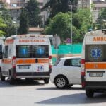 Un uomo di 69 anni è ricoverato in prognosi riservata al nosocomio "Villa Sofia" del capoluogo siciliano a causa delle severe lesioni riportate dopo un volo di oltre due metri.
