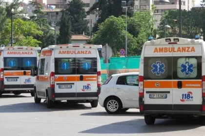 Un uomo di 69 anni è ricoverato in prognosi riservata al nosocomio "Villa Sofia" del capoluogo siciliano a causa delle severe lesioni riportate dopo un volo di oltre due metri.