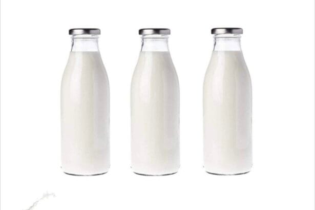 Stava per bere un sorso di latte da una bottiglia appena aperta, quando si è accorta che qualcosa non andava. All'interno del liquido, infatti, c'erano dei frammenti di vetro. È la terribile scoperta fatta da una donna di Vittoria, in provincia di Ragusa, che per fortuna si è resa conto in tempo del pericolo, evitando di ingerire i corpi estranei.