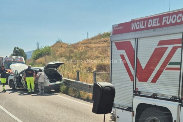 Un violento scontro frontale si è verificato lungo la strada statale 624 Palermo-Sciacca, nel tratto che attraversa il territorio di Roccamena. Due veicoli, una Jeep Compass e un'Audi A6, sono entrati in collisione per cause ancora in fase di accertamento.