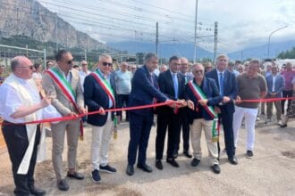 Un cantiere da 12,5 milioni di euro per ridisegnare il futuro dell'area industriale più importante della provincia di Palermo. Hanno preso ufficialmente il via i lavori di riqualificazione e messa in sicurezza delle strade dell'agglomerato di Carini, un intervento strategico atteso da anni e destinato a incidere profondamente sul tessuto produttivo locale.