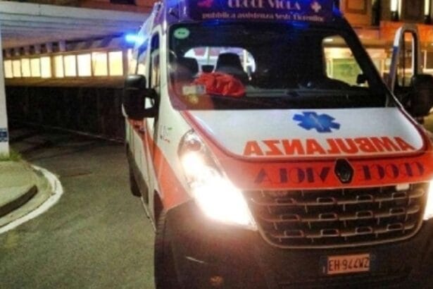 Un giovane di 25 anni è ricoverato in condizioni critiche in seguito a un violento incidente stradale avvenuto nel cuore della notte a Palermo. Il ragazzo si trovava a bordo del suo scooter Honda Sh quando, per cause ancora in fase di accertamento, si è scontrato con una Mercedes.