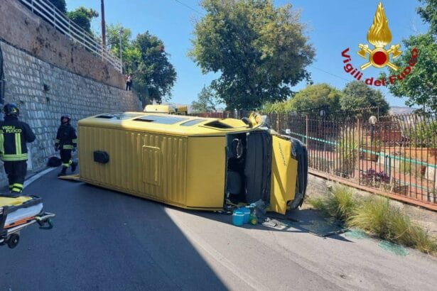 Palermo - Uno scuolabus che trasportava un gruppo di bambini si è ribaltato in via Ruffo di Calabria a Palermo. Secondo le prime ricostruzioni, il guasto ai freni avrebbe causato la perdita di controllo del mezzo, che si è poi adagiato su un muro per evitare di uscire di strada, cappottandosi.