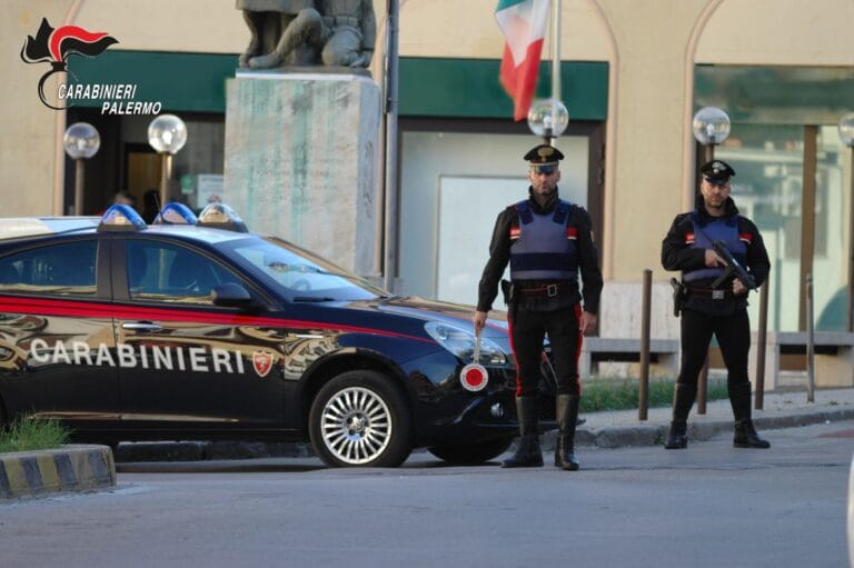 Operazione straordinaria di controllo del territorio allo Zen 1 e Zen 2 di Palermo. I carabinieri della compagnia San Lorenzo hanno dispiegato reparti speciali, unità cinofile e un elicottero per setacciare i due quartieri periferici. Bilancio: un arresto, armi sequestrate, droga nascosta in una casetta giocattolo, oltre un quintale di carne non conforme e sanzioni per 35mila euro.
