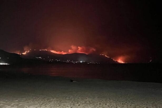 Castellammare del Golfo, 26 luglio 2025- «Il fronte di fuoco nell’area tra la riserva dello Zingaro e Scopello è al momento circoscritto. Intorno alle 8 di questa mattina l’emergenza è rientrata. Sul posto all’alba anche l’intervento di due canadair. Necessario, ma doloroso, evacuare nel cuore della notte le abitazioni improvvisamente trovatesi avvolte dal fumo. Grazie a quanti hanno messo e stanno mettendo in sicurezza luoghi e persone a rischio della loro incolumità e nel tentativo di arginare il gravissimo incendio che ancora una volta ha gravemente ferito il nostro territorio». Lo afferma il sindaco di Castellammare del Golfo Giuseppe Fausto poiché il fronte di fuoco che ha interessato nella giornata di ieri il territorio della Riserva dello Zingaro, dal lato di San Vito Lo Capo, in un inesorabile cammino di fuoco, si è propagato velocemente e questa notte ha raggiunto l’area di Scopello, lambendo le abitazioni in zona mazzo di Sciacca, lato monte.