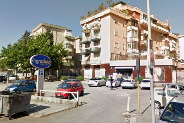 Rapina, nel quartiere CEP di Palermo, ai danni del negozio Ingroshop di via Brunelleschi. Un uomo di 50 anni, armato e con il volto scoperto, è entrato nell’esercizio commerciale e ha minacciato le commesse, costringendole a consegnare il denaro contenuto nella cassa. Dopo essersi impossessato del bottino, il rapinatore è fuggito.
