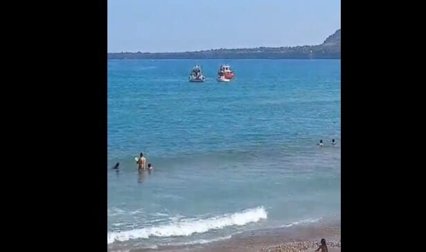 Tragedia a Trappeto, soccorritori recuperano il ragazzo morto ma in spiaggia tuffi, racchette e risate Mentre i soccorritori recuperavano il corpo senza vita di Jan Kantor, il ragazzo travolto dalla furia del mare mosso e scomparso tra le onde della spiaggia di Ciammarita, a Trappeto, sull'arenile era come se nulla stesse accadendo. A pochi metri di distanza, un altro mondo. Un mondo parallelo e assordante nella sua normalità: ombrelloni colorati, risate, tuffi, racchettoni e il sole che scotta sulla pelle. La vacanza che continua, incurante del dramma.