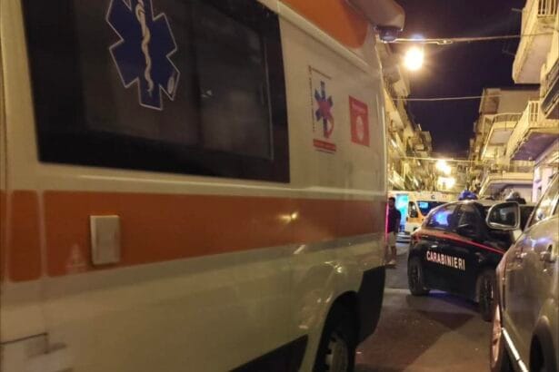 Gelosia per i mariti sui social, 6 donne si menano a Palermo: "Hanno messo gli occhi su mariti e fidanzati" Prima c'è stato un video. Poi gli insulti. Poi la strada. Quello che è nato su uno schermo di smartphone si è concluso a Palermo con sei donne che si picchiavano in mezzo alla via, nel quartiere Settecannoli, fino all'arrivo dei carabinieri. Una escalation rapida, quasi scontata nella sua logica — dalla provocazione digitale al corpo a corpo — che ha trasformato una disputa privata in un caso di ordine pubblico.