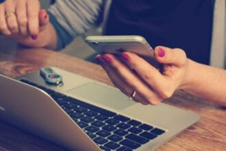 Oggi siamo abituati a fare tutto online, ci sono più di 44 milioni di italiani connessi ogni mese e, naturalmente, il mobile domina. Circa 35,1 milioni di persone nel nostro Paese usano lo smartphone ogni giorno. Ma dove trascorriamo di più il nostro tempo? Dai video agli streaming fino alle partite sui casino online, vediamo i dati ufficiali.