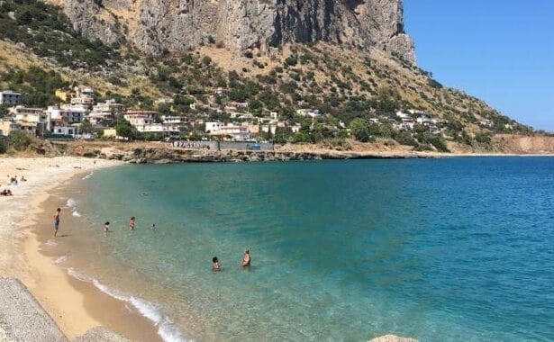 C'è un'alga "tossica" in mare: scatta il divieto di fare il bagno in una nota spiaggia di Palermo Su richiesta dell'assessore Fabrizio Ferrandelli, il sindaco di Palermo, Roberto Lagalla, ha firmato un'ordinanza che vieta temporaneamente i bagni in mare nella zona di Vergine Maria.
