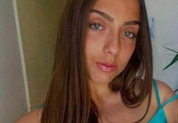 Sarà l'autopsia a tentare di squarciare il velo di mistero sulla morte di Simona Cinà, la ventenne trovata senza vita in una piscina durante una festa di laurea. Nelle prossime ore, la Procura di Termini Imerese affiderà l'incarico ai medici legali del Policlinico, dove ora si trova il corpo della ragazza. L'esame dovrà chiarire i tanti, troppi dubbi: Simona è stata vittima di un malore improvviso? C'è acqua nei suoi polmoni, segno di un annegamento? O forse nel suo corpo c'erano alcol o droghe che potrebbero aver causato la tragedia?
