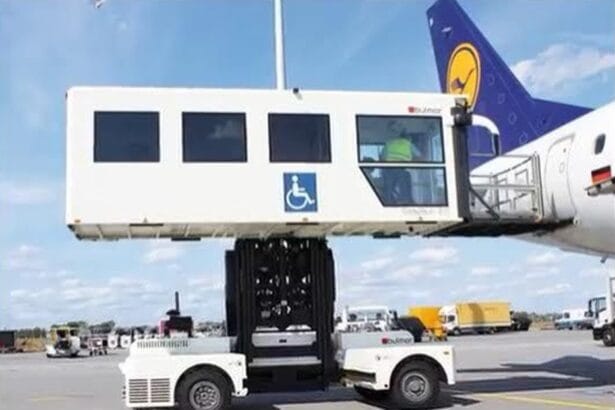 Paura sulla pista dell'aeroporto "Falcone Borsellino" di Palermo, dove si è verificato un incidente nella zona degli imbarchi. Un pullman adibito al trasporto dei passeggeri dall'aerostazione all'aereo si è scontrato con un ambulift, il mezzo speciale utilizzato per l'imbarco dei viaggiatori con disabilità.