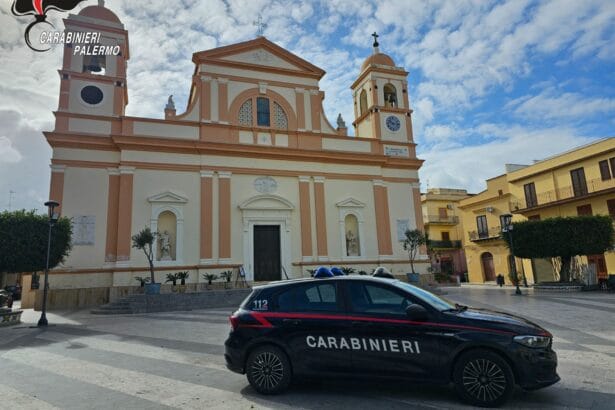 I Carabinieri della Stazione di Balestrate hanno arrestato in flagranza di reato un uomo di 50 anni, originario di Catania e già noto alle forze dell’ordine per reati quali estorsione, resistenza a pubblico ufficiale e lesioni aggravate. L’uomo si era finto un appartenente all’Arma per truffare un’anziana di 94 anni, residente nel centro cittadino.